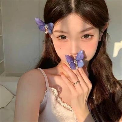 玻璃橱窗中的姑娘